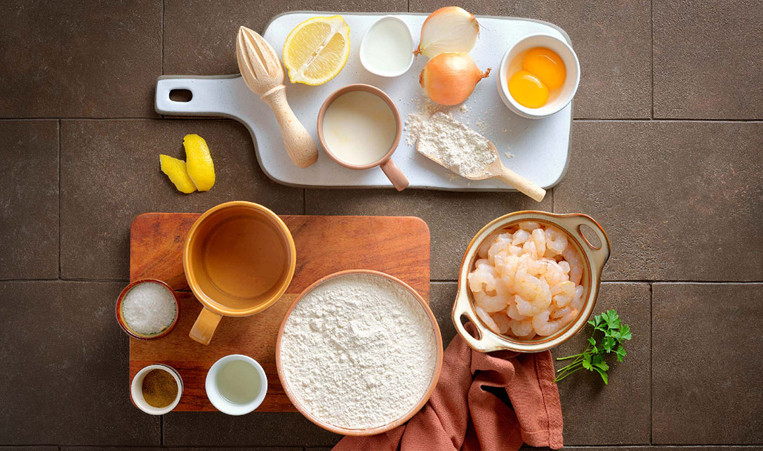 Ingredientes para rissóis de camarão