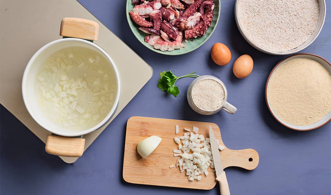 Cebola picada e ingredientes para cozinhar polvo