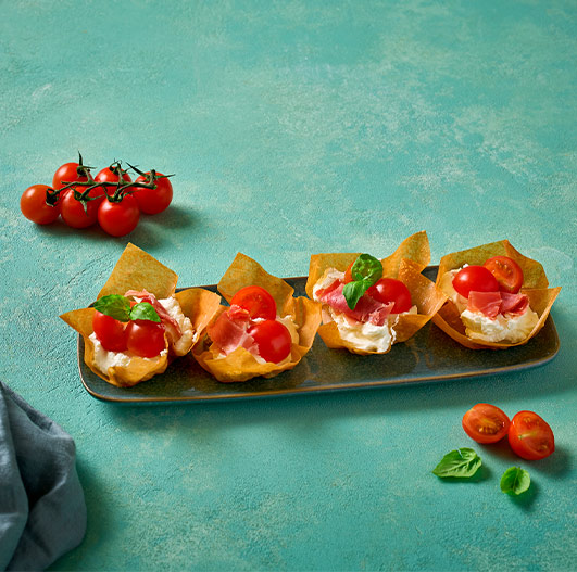 Cups de philadelphia, presunto crocante e tomate cherry