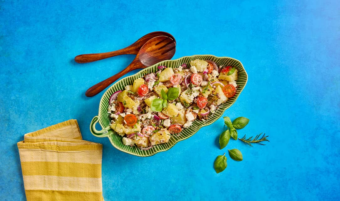 Taça com salada de batata, cebola e ervas