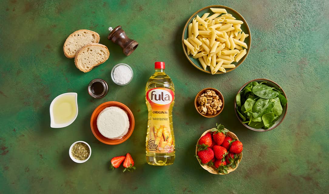 Salada de massa com espinafres, morango e requeijão