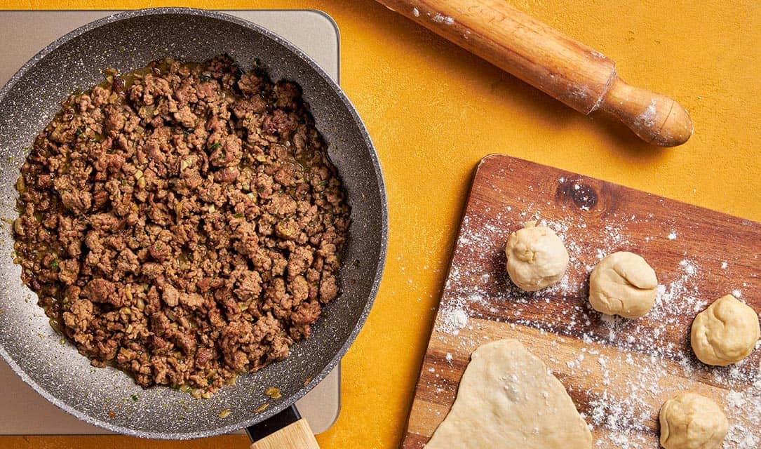 Carne moída e massa de chamuças