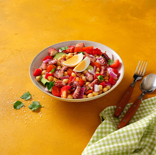 Salada de grão e polvo