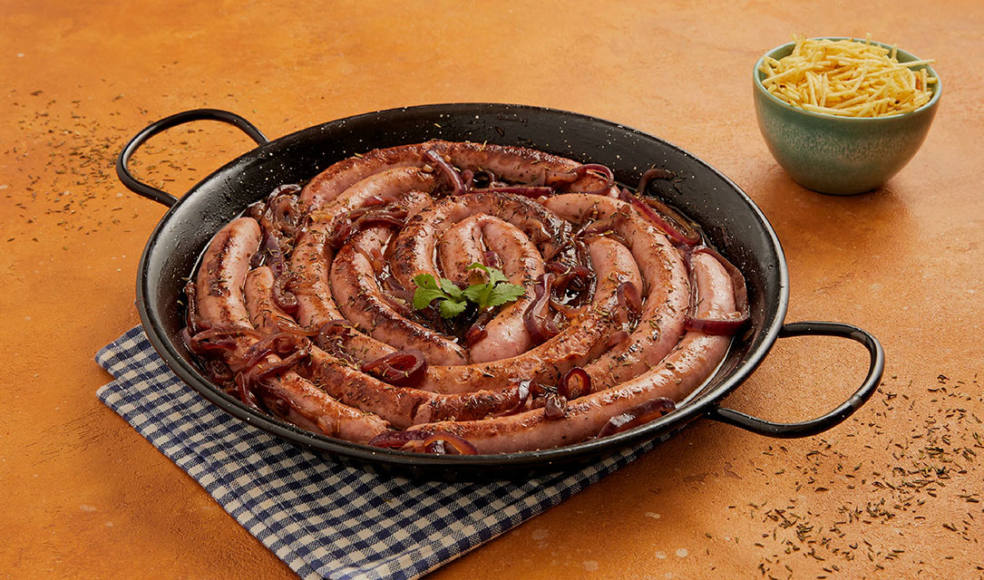 Salsichas na frigideira com cerveja