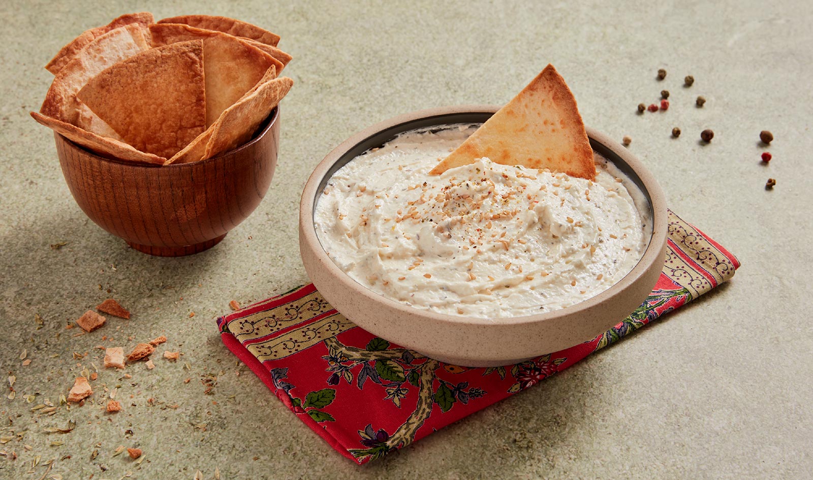 DIP DE ALHO E FETA COM NACHOS