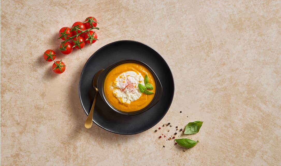 Sopa de tomate com ovo escalfado