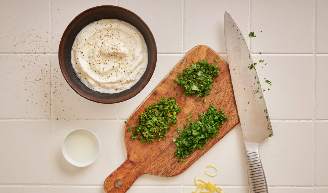 Salsa e coentros picados para molho de iogurte