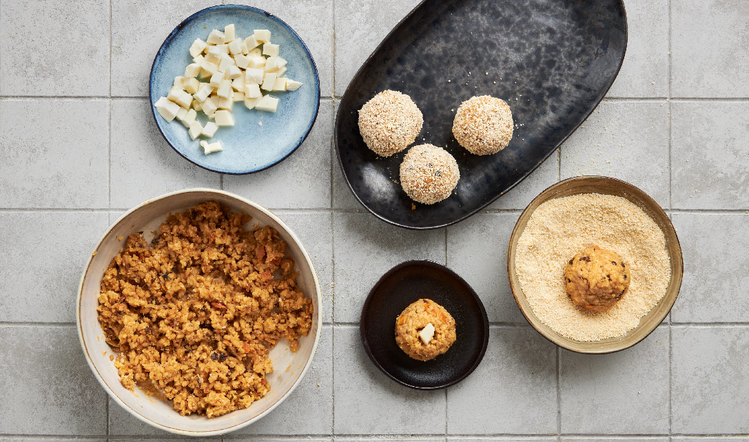 Bolinhas de risotto com salada de rúcula