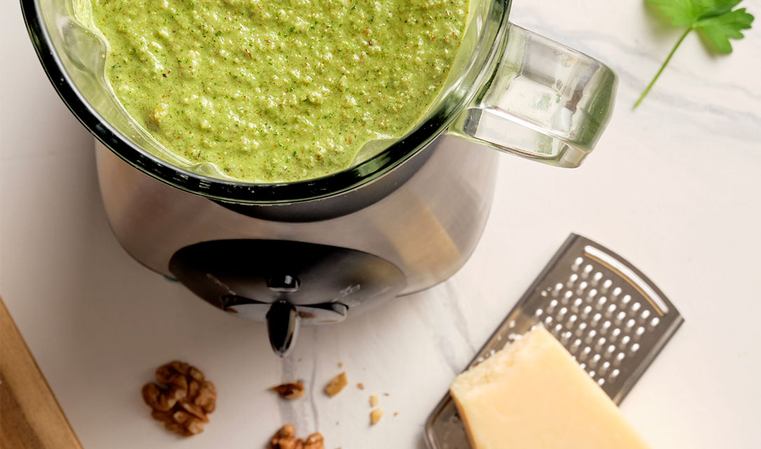 Mistura de salsa, alho, iogurte, limão e queijo para molho pesto