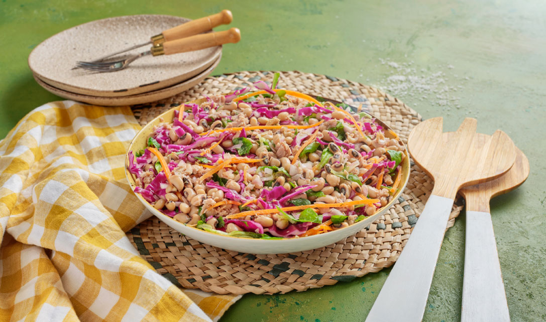 Salada de feijão e atum colorida