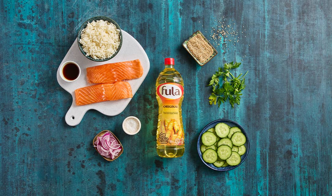 bowl de salmão com arroz, pepino e cebola