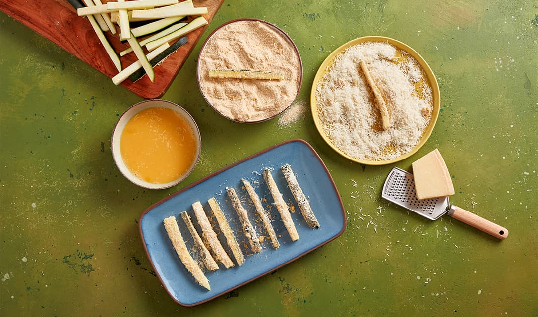 Palitos de curgete em ovo e polme para fritar