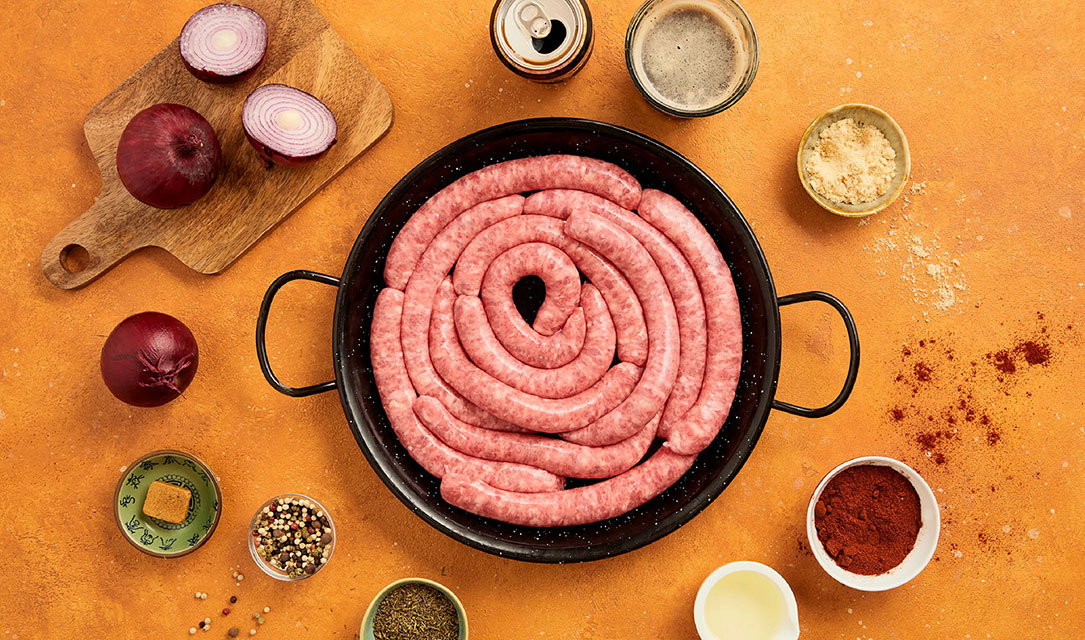 Ingredientes para fazer salsichas na frigideira