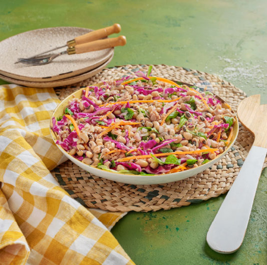 Salada de feijão e atum colorida