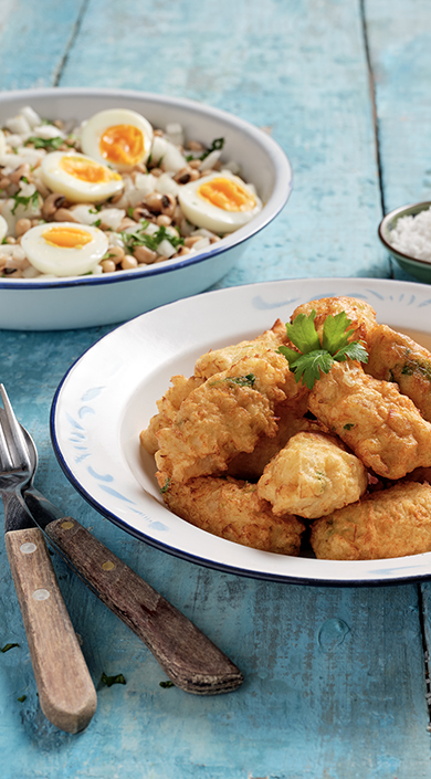 Pastéis de bacalhau com salada de feijão frade