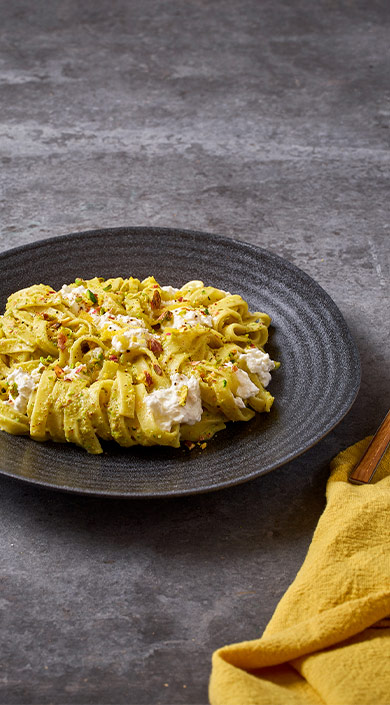 Massa com pesto de pistácio e burrata