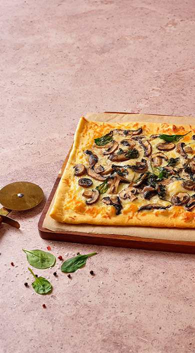 Pizza retangular de cogumelos e espinafres