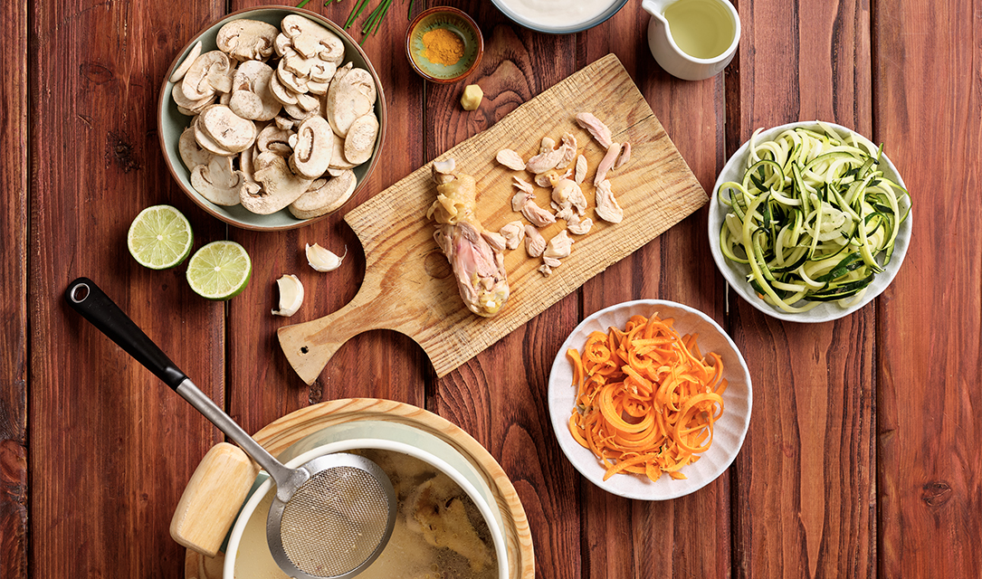 Ramen de frango com legumes e leite de coco