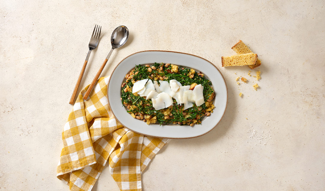 Migas de bacalhau com broa e feijão frade