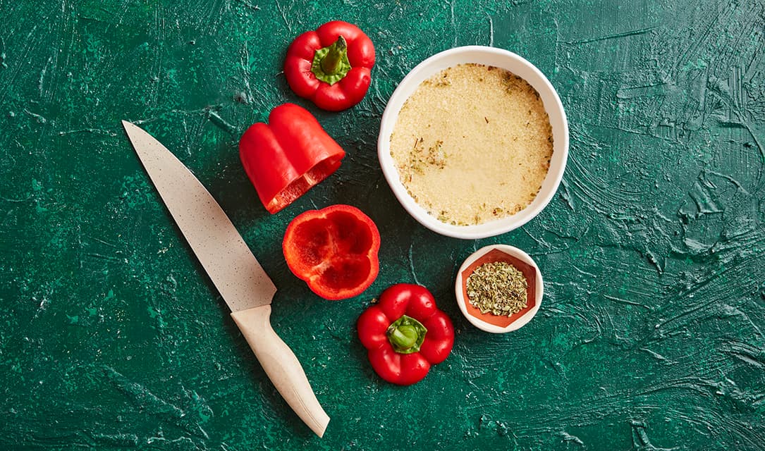 Ingredientes em taças para pimentos recheados