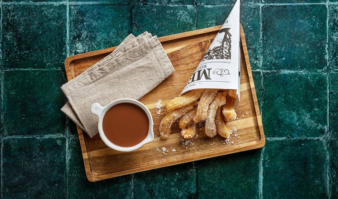 Churros com taça de molho de chocolate