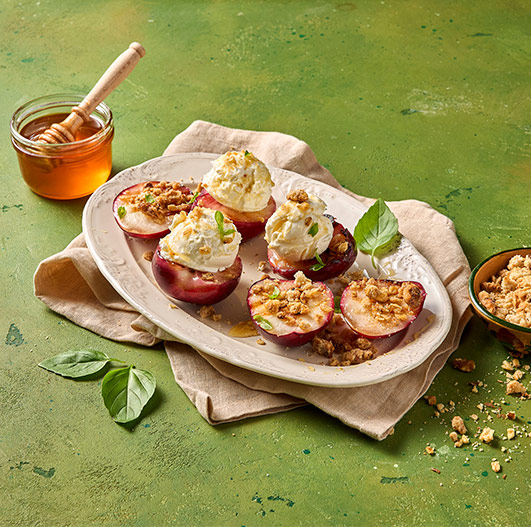 Pêssegos com crumble e gelado