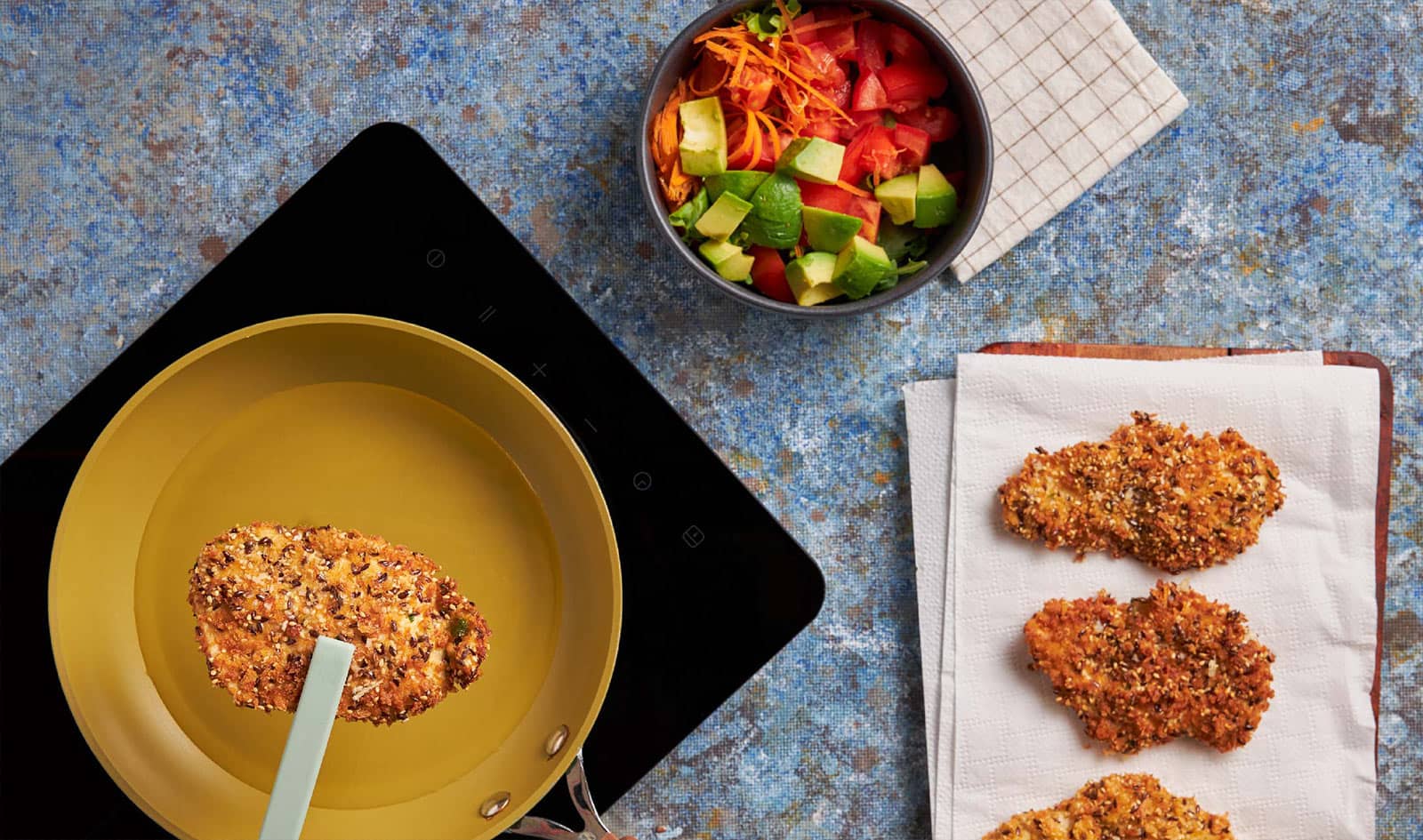 Bifes de frango panados a fritar em óleo Fula