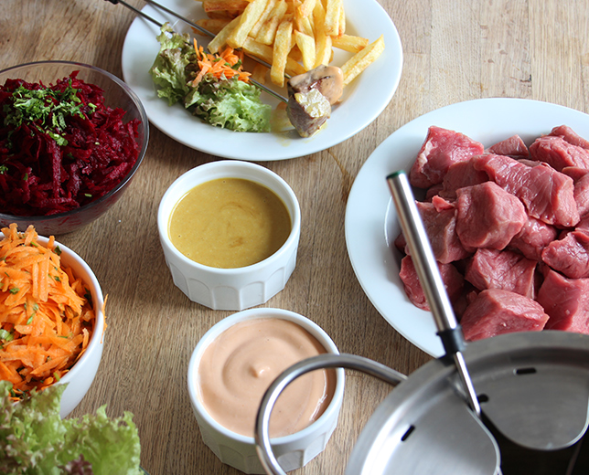 Fondue de carne com molho de mostarda e molho cor-de-rosa