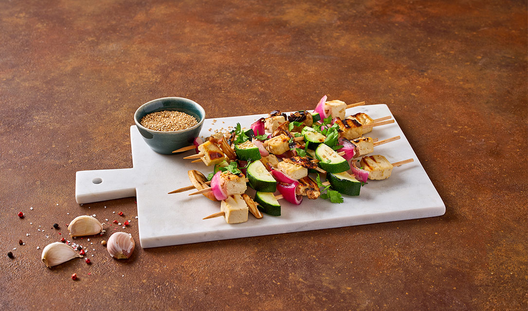 Espetadas de tofu, vegetais e sésamo