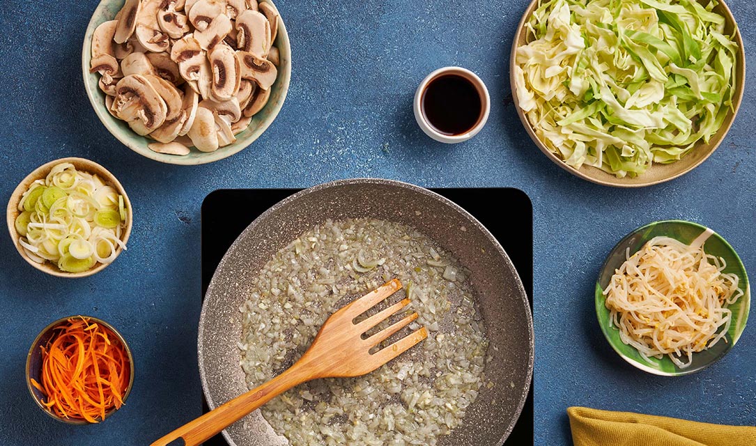 Cebola a refogar para a receita de crepes chineses
