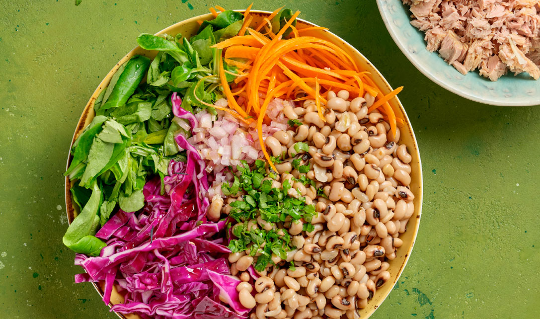 Salada de feijão e atum colorida