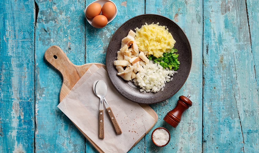 Ingredientes para fazer pastéis de bacalhau
