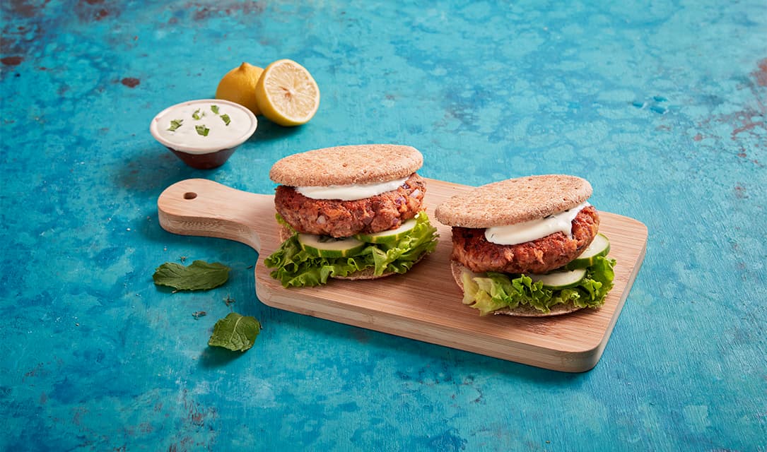 Pita com Hambúrguer de Cavala e molho de iogurte