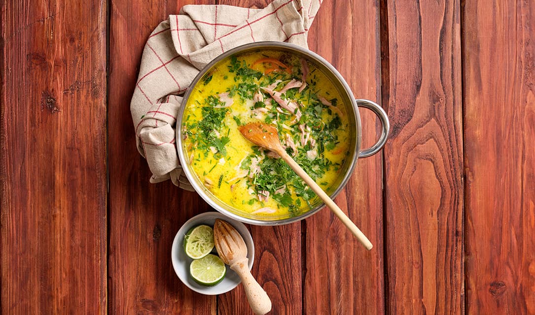 Frango na panela com o caldo e lima