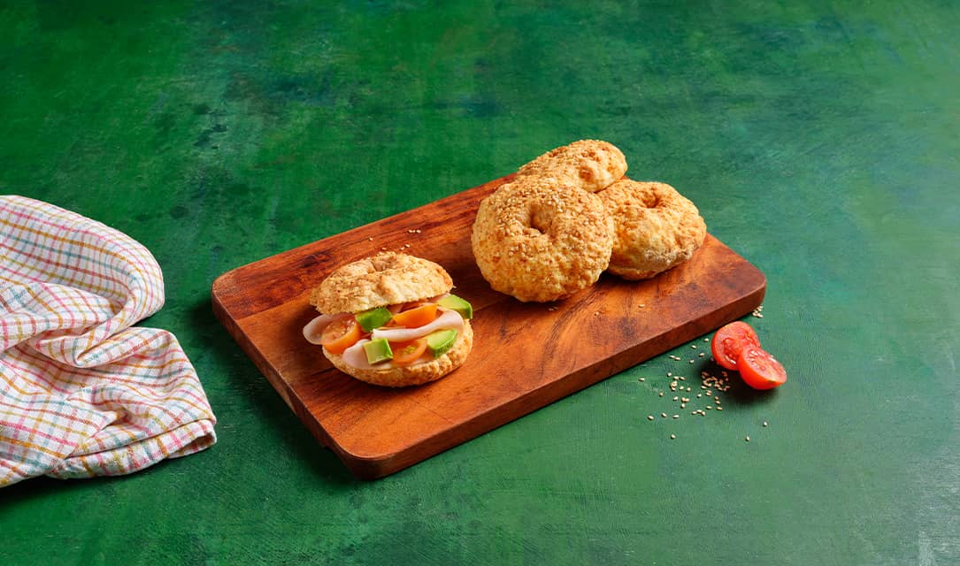pães em formato bagel com sementes