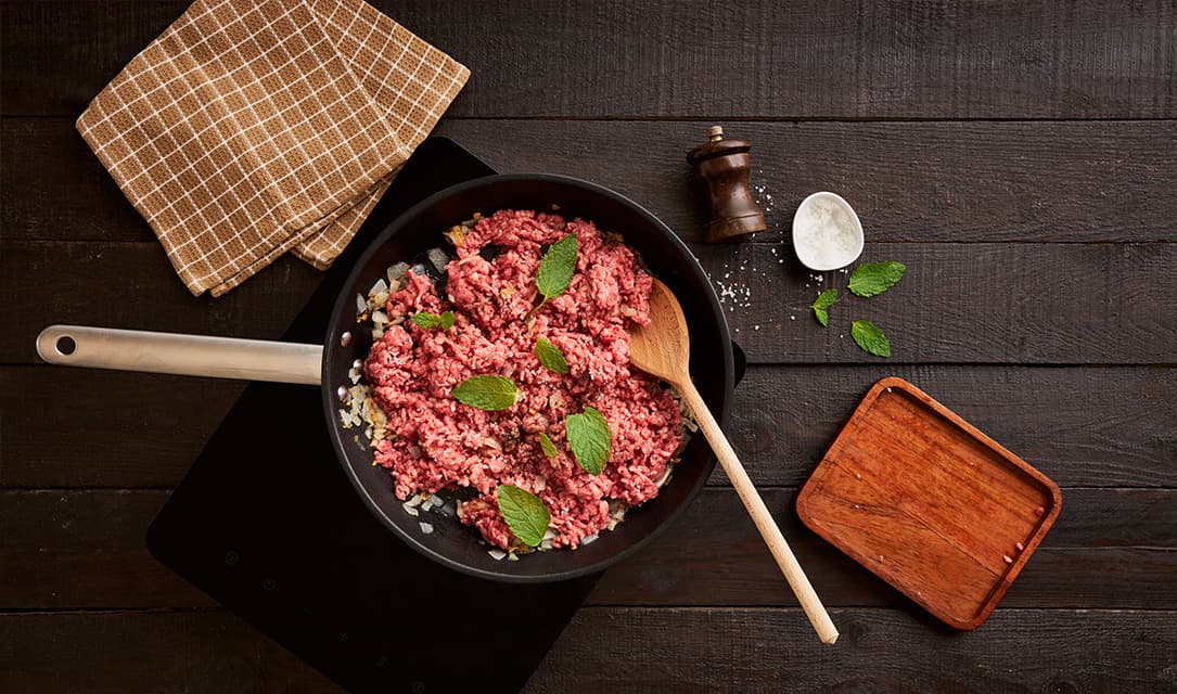 Mistura de carne com trigo e hortelã na frigideira