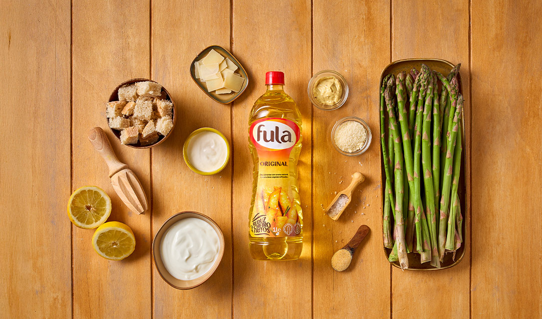 Espargos com parmesão e pão tostado