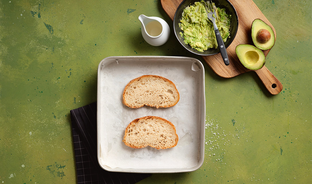 Tosta de abacate com ovo e óleo de abacate