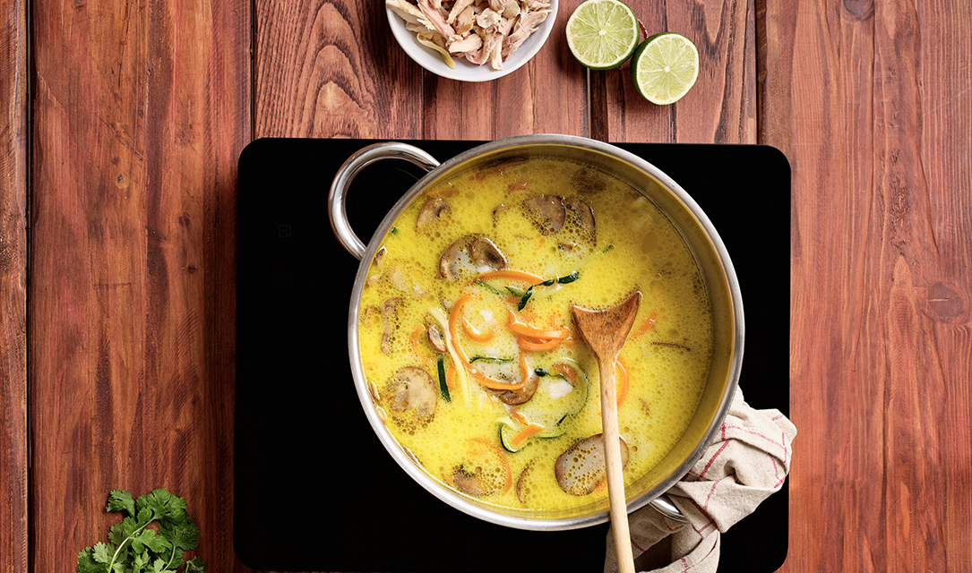 Ramen de frango com legumes e leite de coco