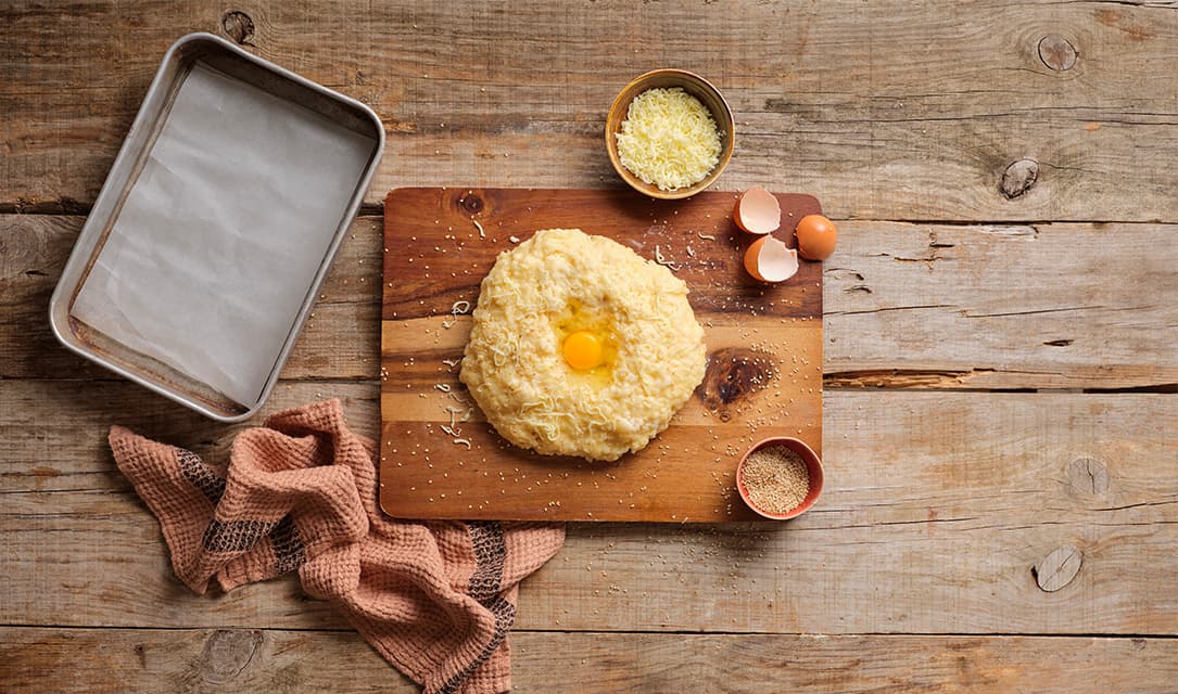 Juntar ovos à massa do pão de queijo