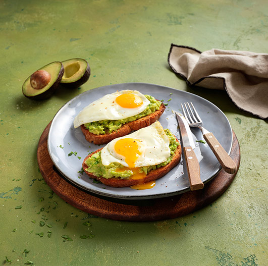 Tosta de abacate com ovo e óleo de abacate