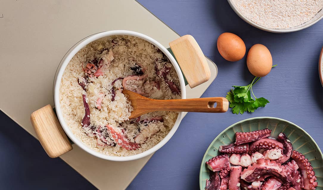 Juntar o arroz ao polvo no tacho