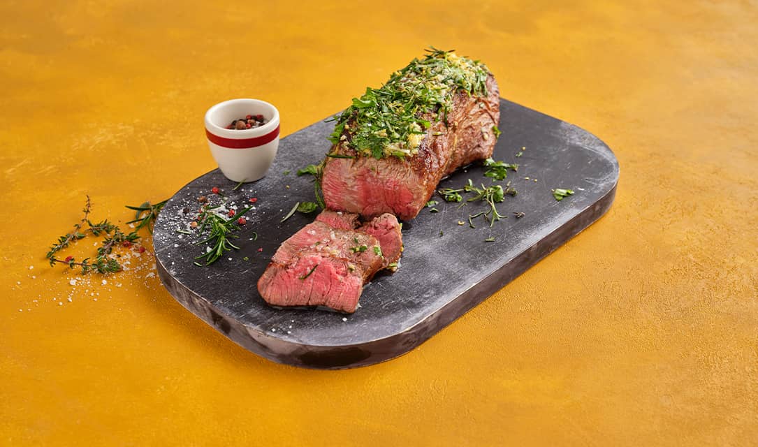 prato com rosbife e ervas aromáticas