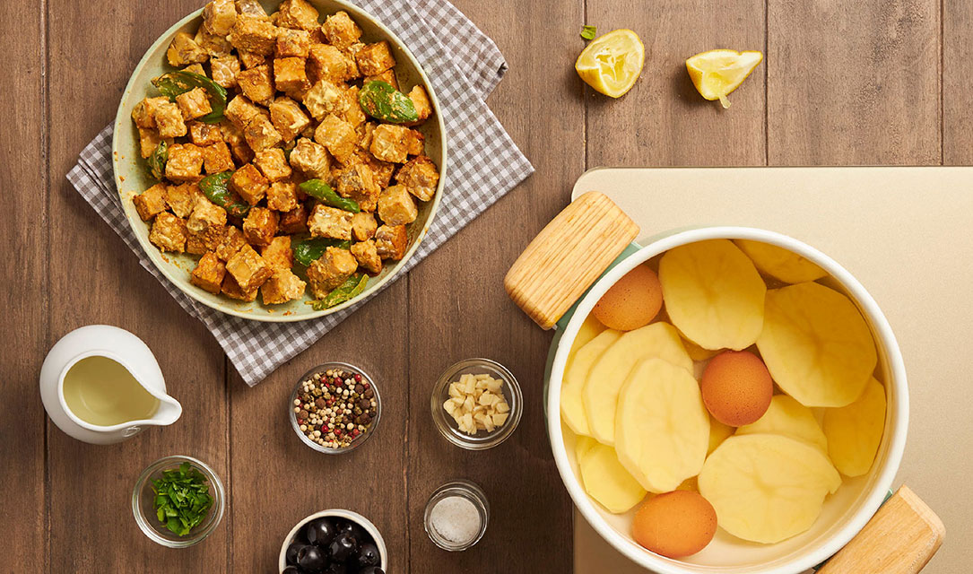 Tempeh cozinhado com batatas e ovos a cozer