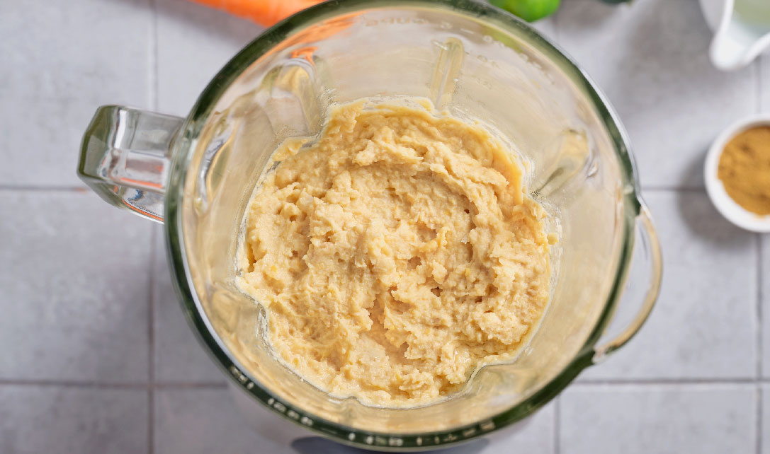 Puré de grão com o tahini, limão e alho na liquidificadora