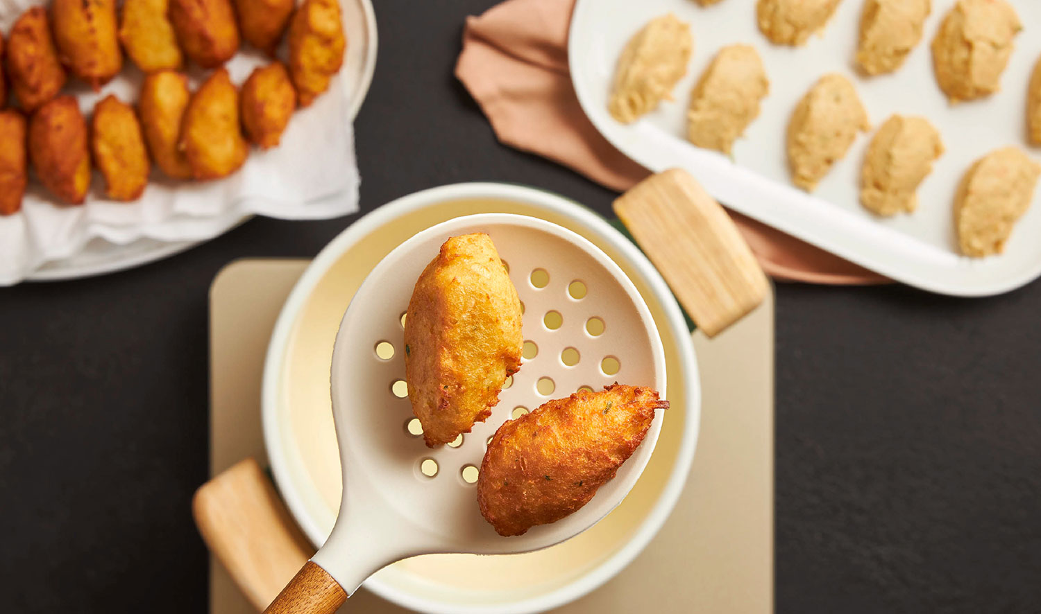 Pastéis de Grão a fritar em óleo Fula