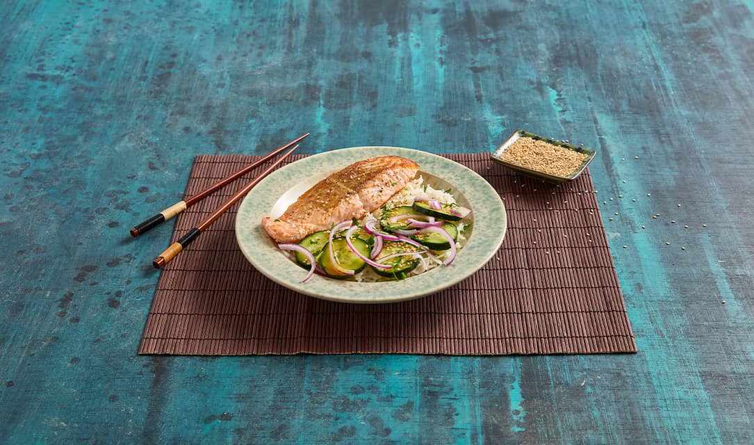 bowl de salmão com arroz, pepino e cebola