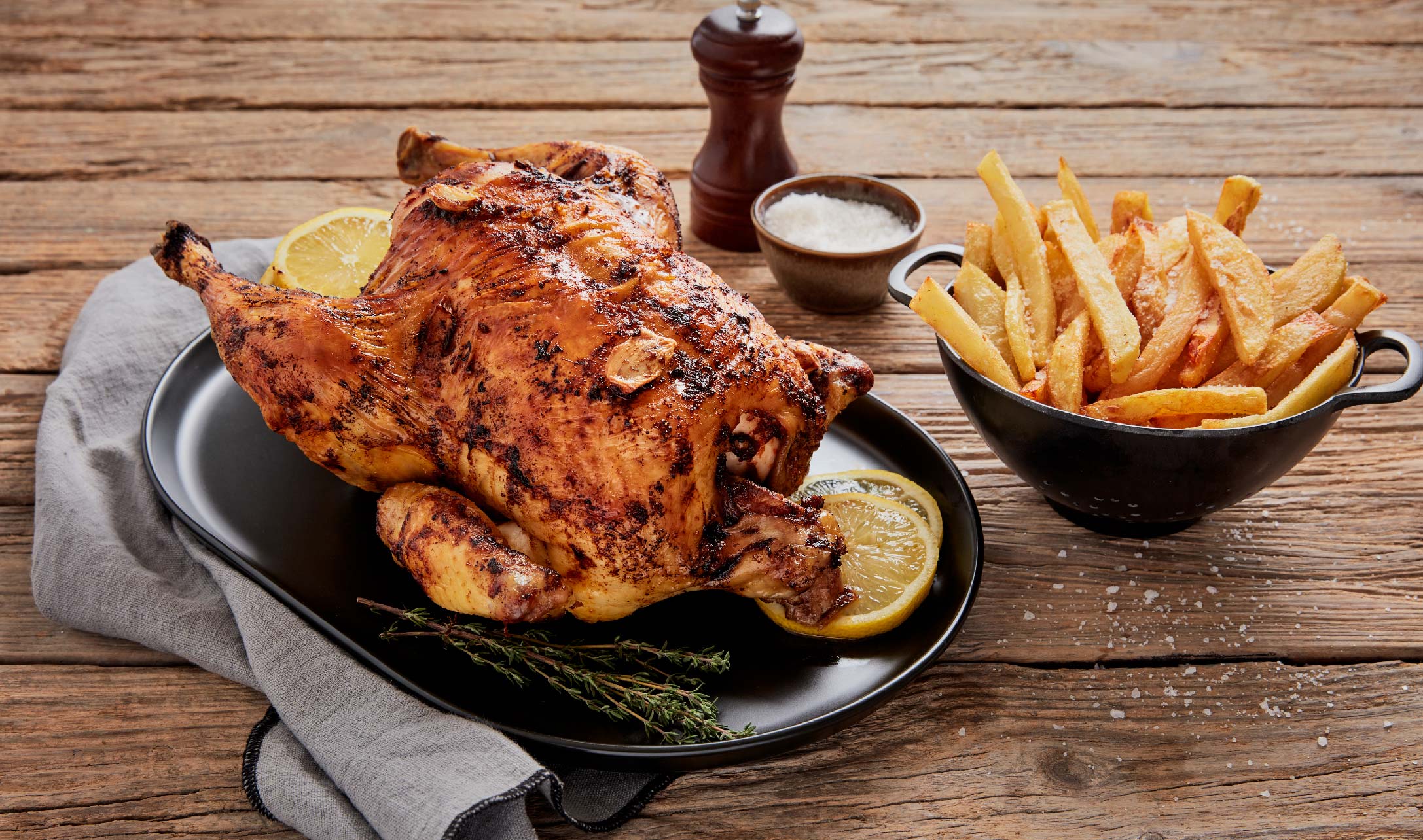 Frango assado com batatas fritas estaladiças