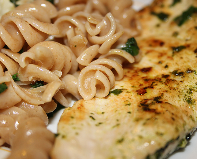 Bifes de frango com manjericão e fusilli