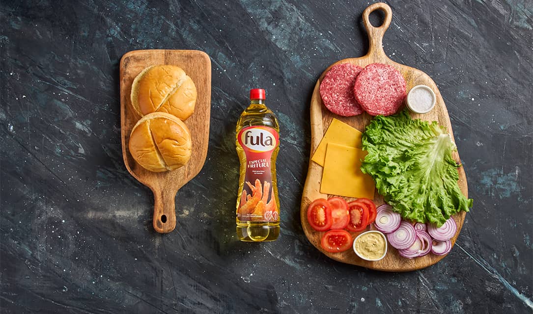 hamburger caseiro com queijo e salada